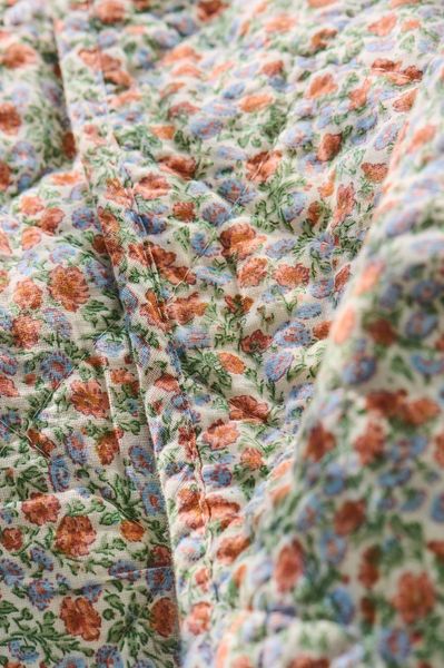 Hovedbilde Quiltet teppe - Lyseblå med rustfargede blomster