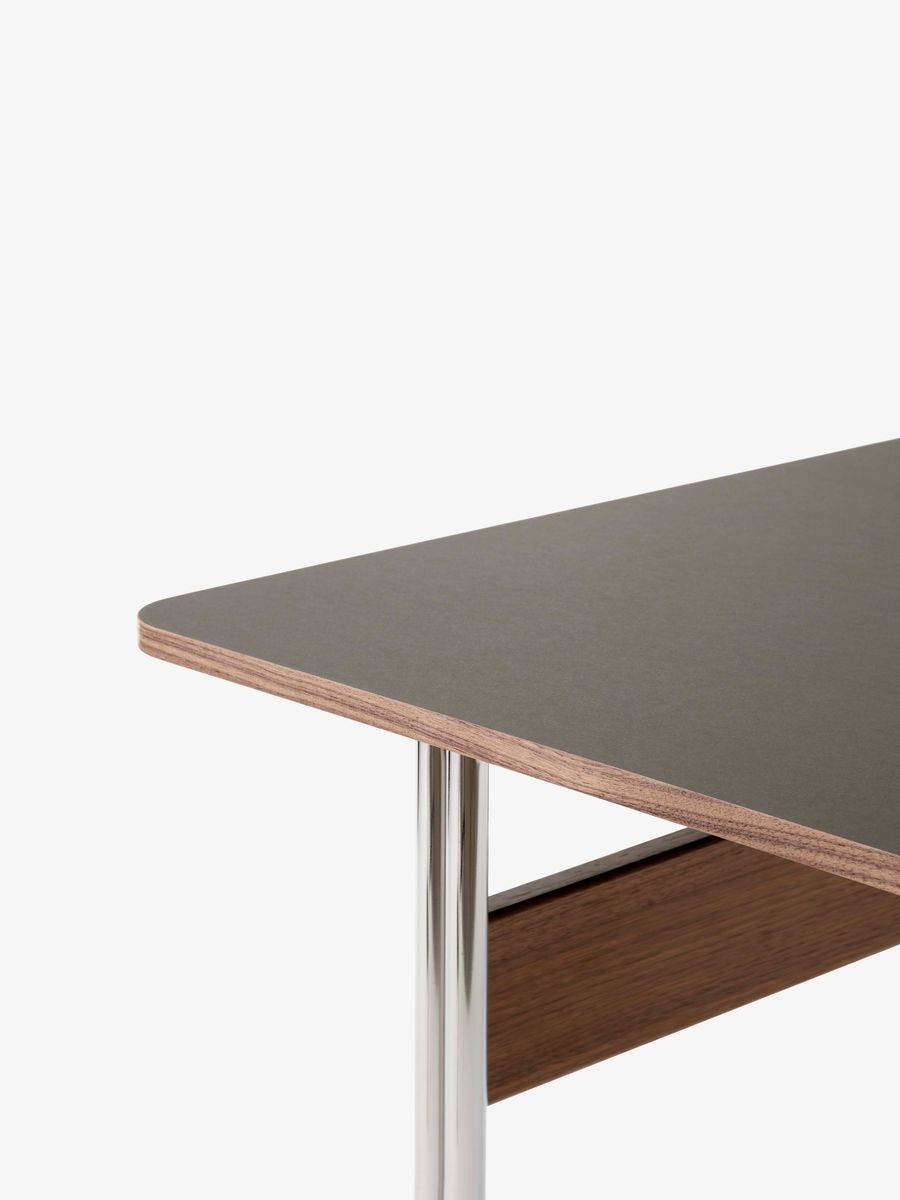 Pavilion AV16 Skrivebord - Charcoal 4166 w. lacquered walnut & chrome base